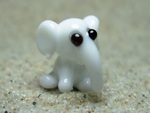 Skleněná figurka bílého slůněte