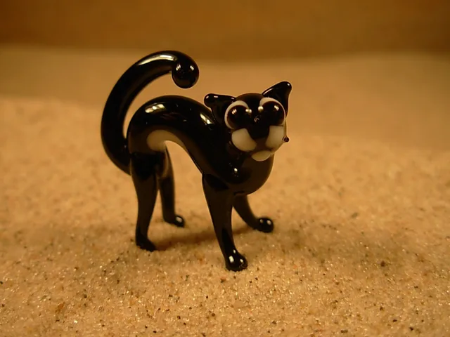 Skleněná figurka prohnuté kočky