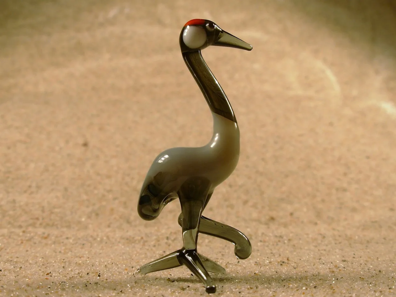 Skleněná figurka jeřába popelavého