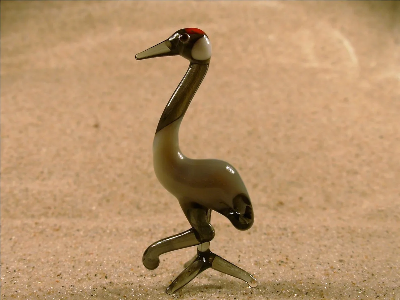 Skleněná figurka jeřába popelavého