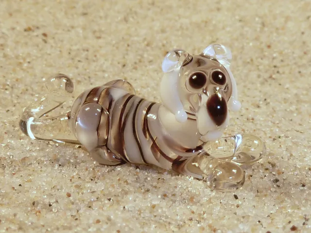 Skleněná figurka ležícího bílého tygra