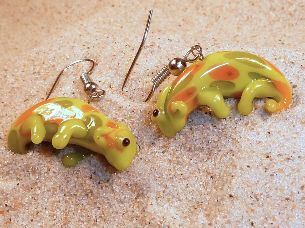 Skleněné náušnice ve tvaru chameleona