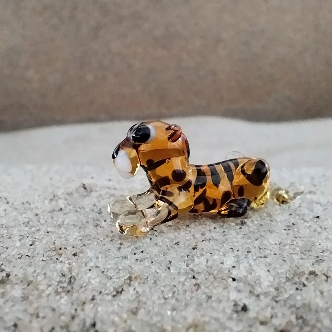 Skleněná figurka ležícího pantera