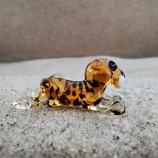 Skleněná figurka ležícího pantera