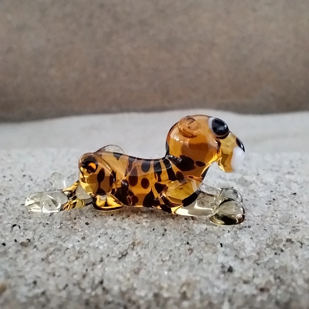 Skleněná figurka ležícího pantera