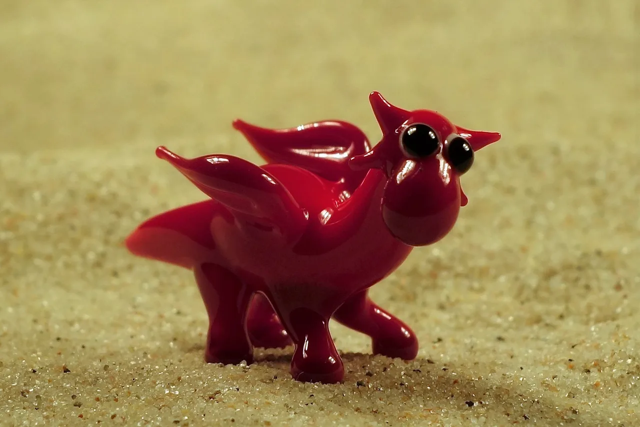 Skleněná figurka červeného draka