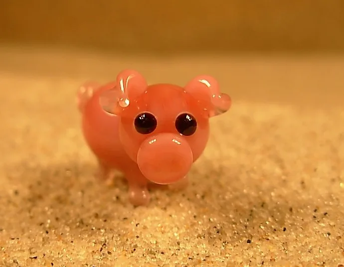 Skleněná figurka stojícího prasátka