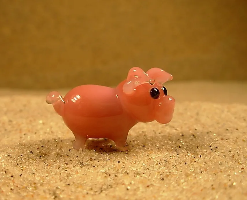 Skleněná figurka stojícího prasátka