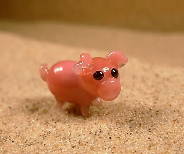 Skleněná figurka stojícího prasátka
