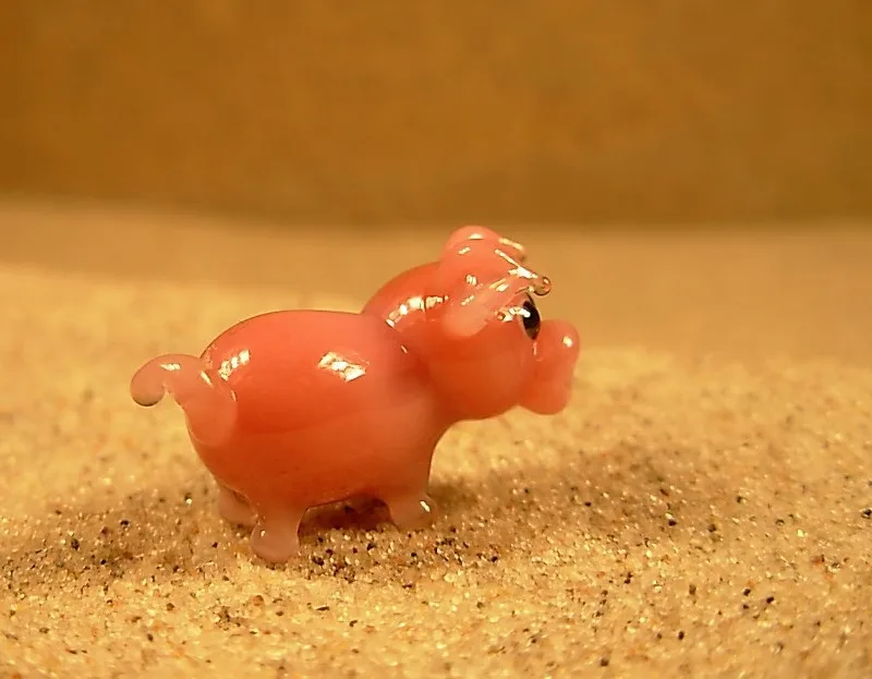Skleněná figurka stojícího prasátka