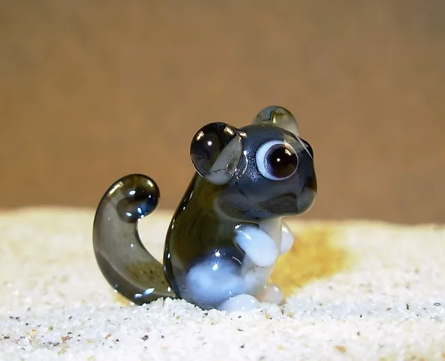 Skleněná figurka činčily