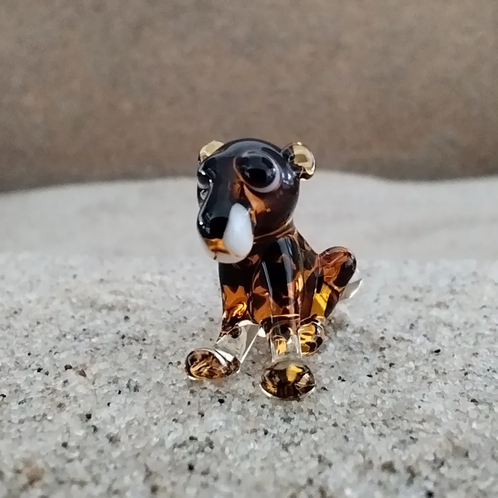 Skleněná figurka sedícího pantera