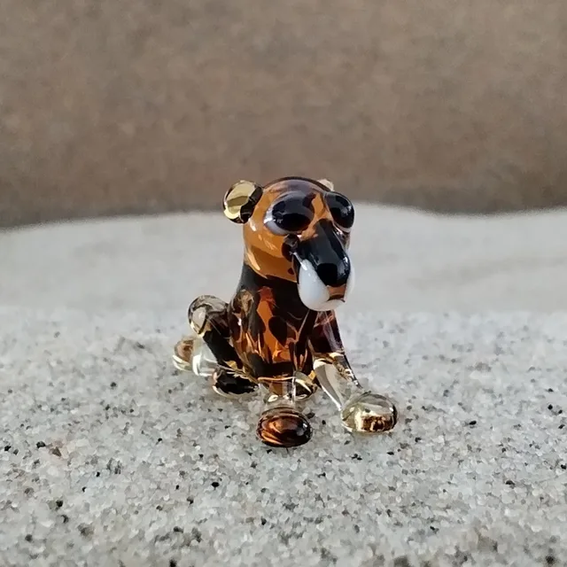 Skleněná figurka sedícího pantera