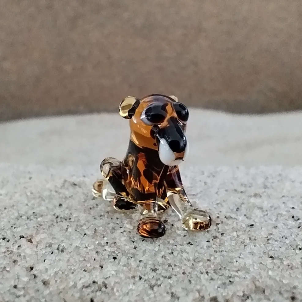 Skleněná figurka sedícího pantera