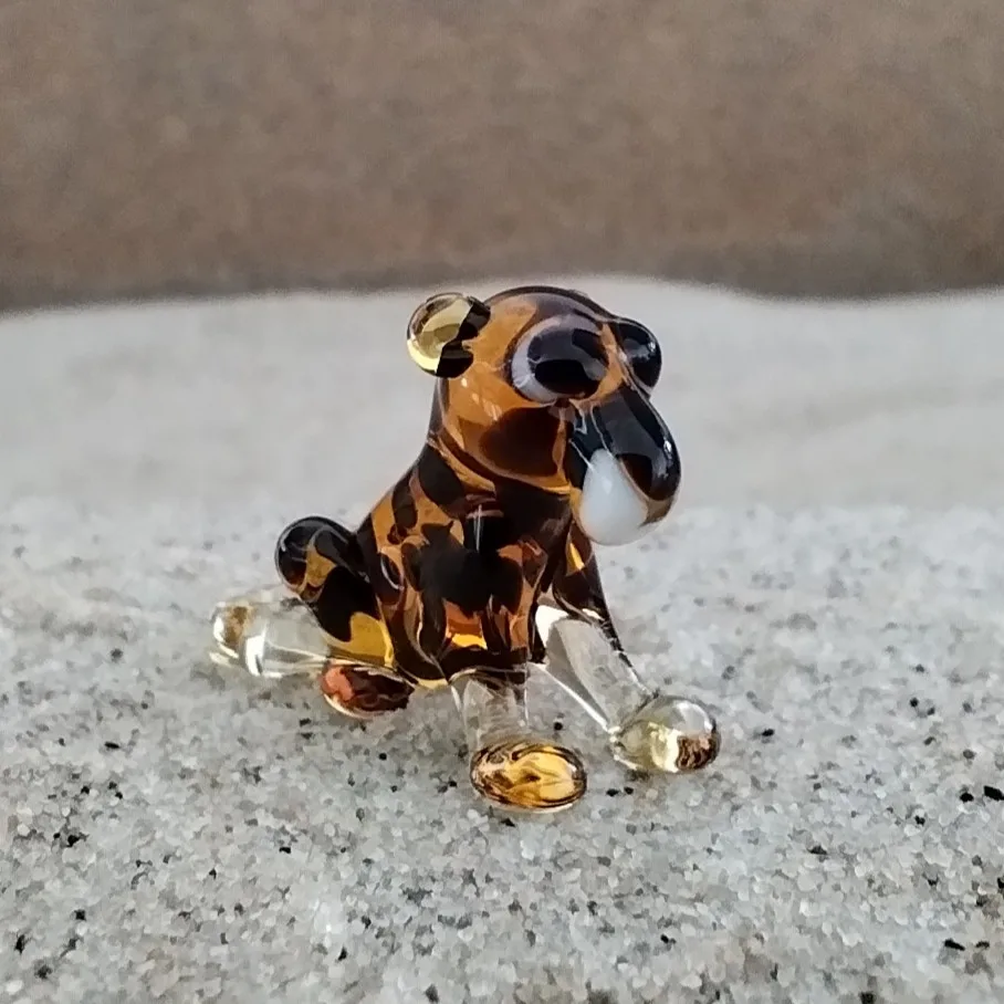 Skleněná figurka sedícího pantera