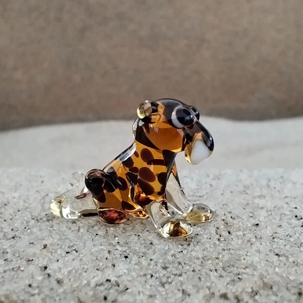 Skleněná figurka sedícího pantera