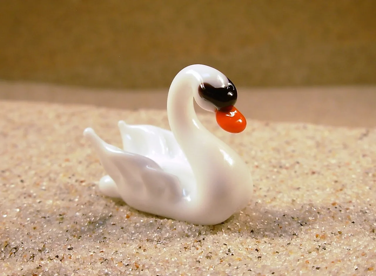 Skleněná figurka labutě