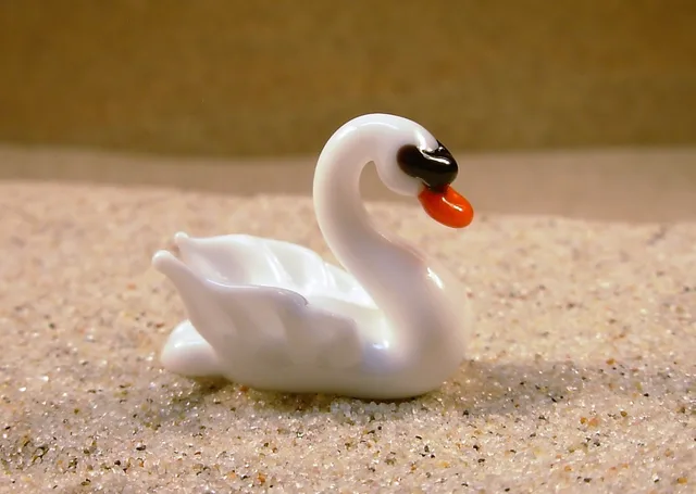 Skleněná figurka labutě