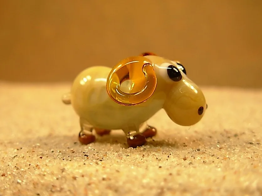 Skleněná figurka berana