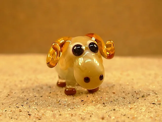Skleněná figurka berana
