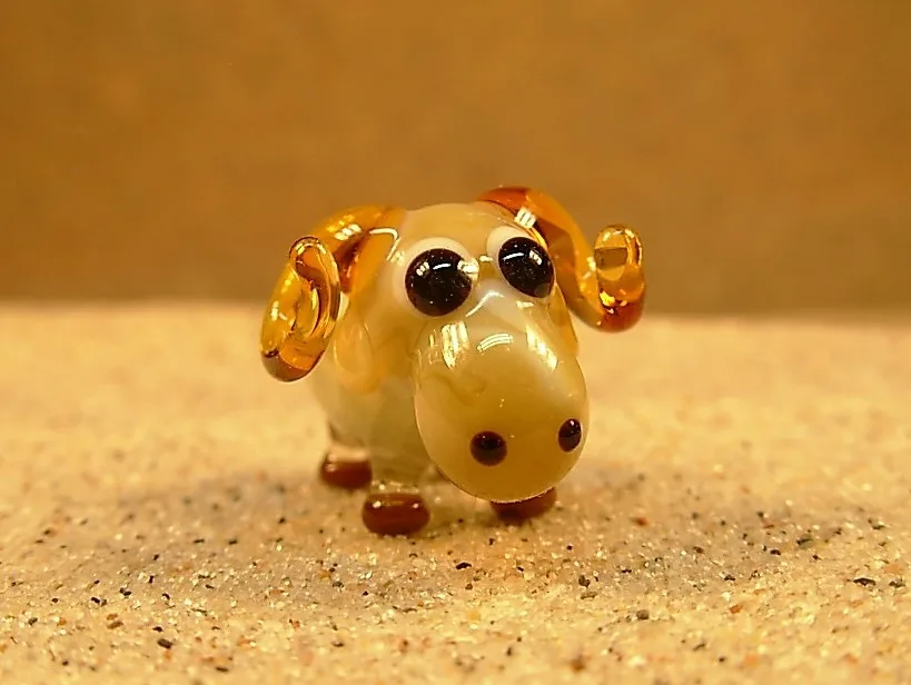 Skleněná figurka berana