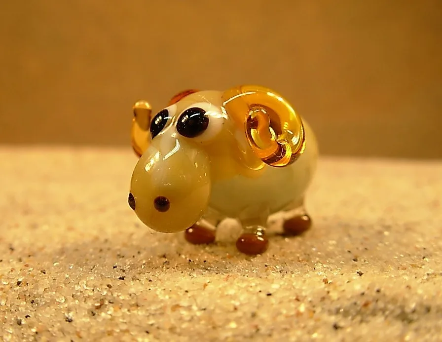 Skleněná figurka berana