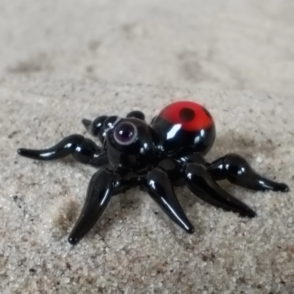 Skleněná figurka pavouka stepníka rudého
