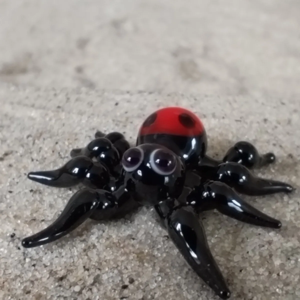 Skleněná figurka pavouka stepníka rudého