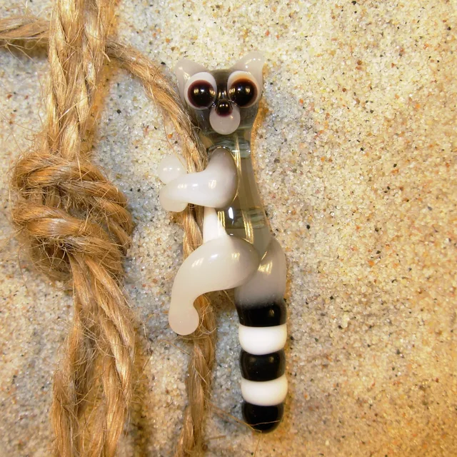 Skleněná figurka lemura na provázku