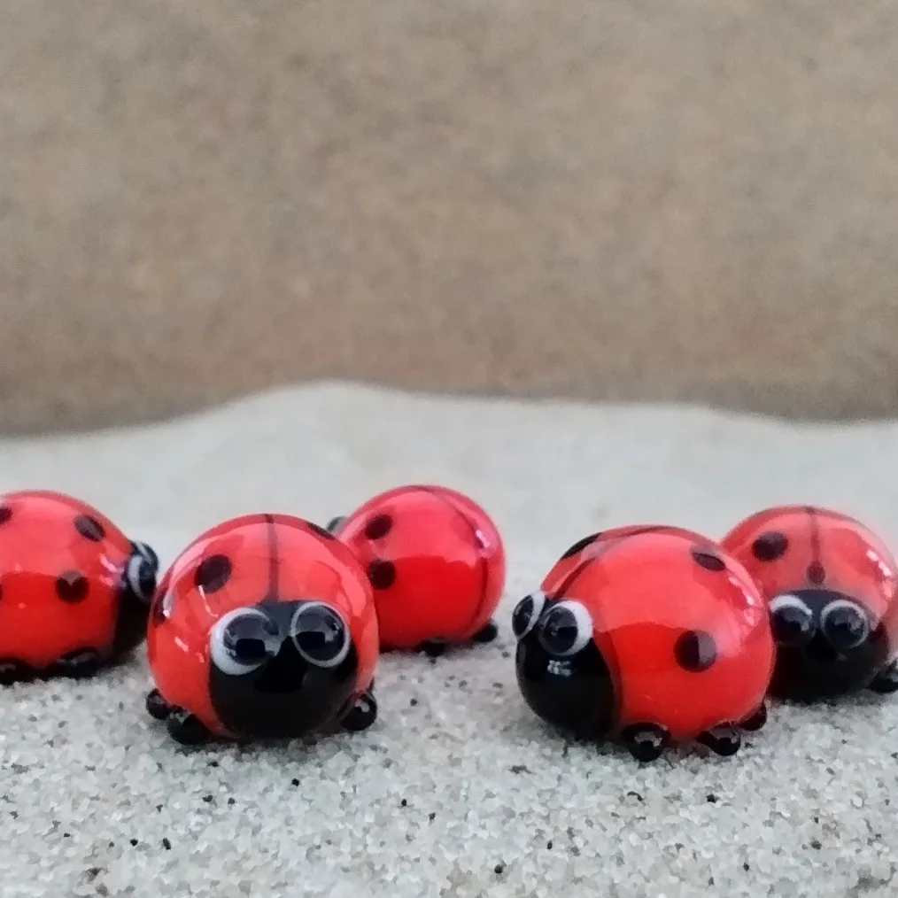 Skleněná figurka berušky