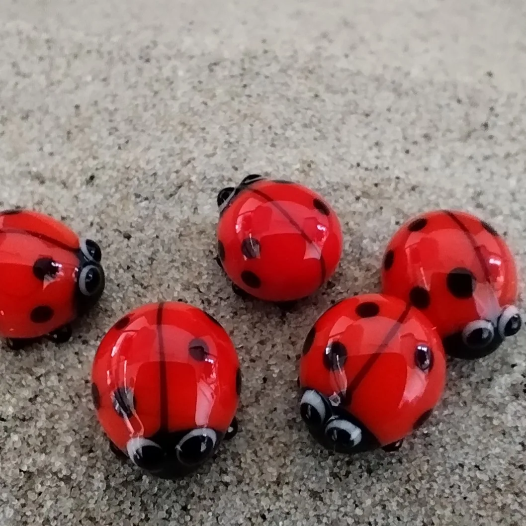 Skleněná figurka berušky