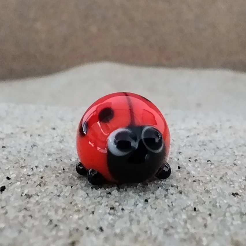 Skleněná figurka berušky
