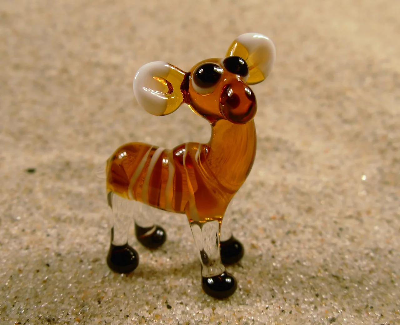 Skleněná figurka samice antilopy kudu