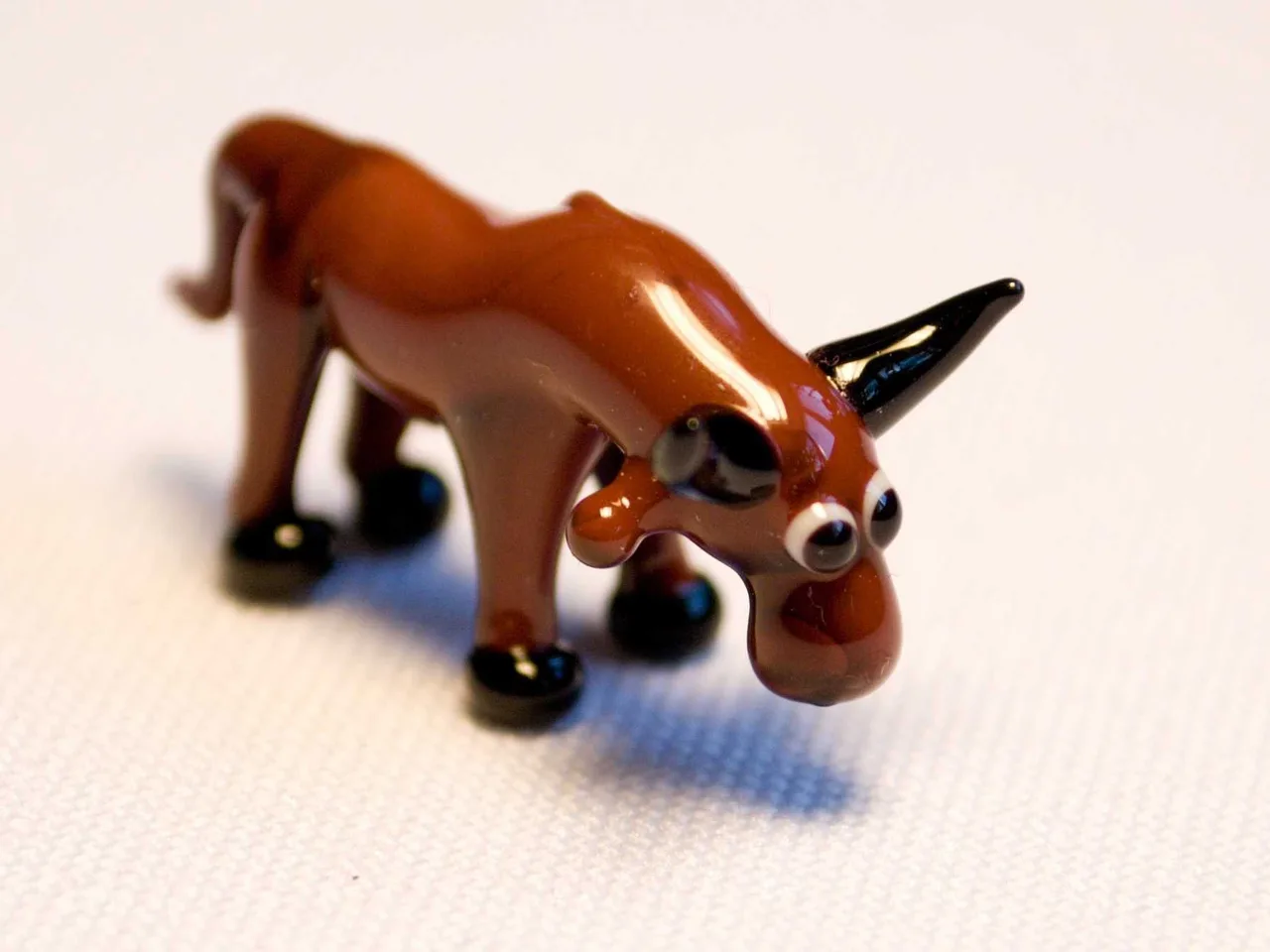 Skleněná figurka býka