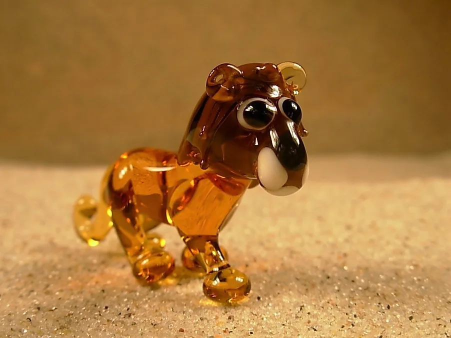 Skleněná figurka stojícího lva