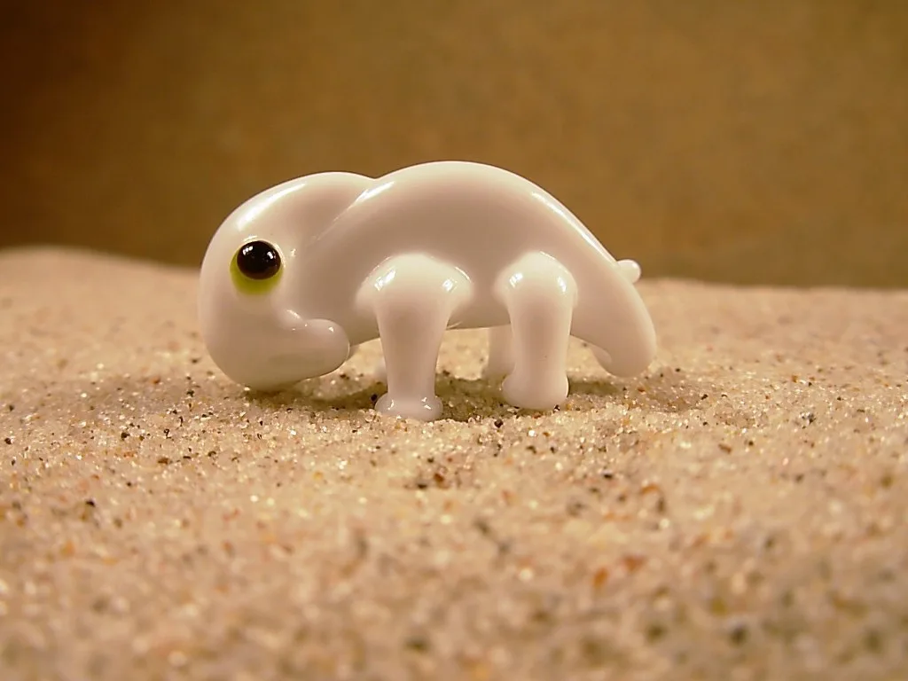 Skleněná figurka bílého chameleona