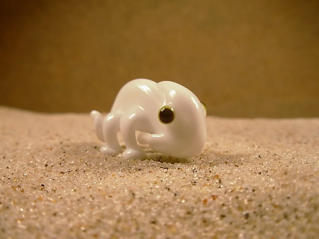 Skleněná figurka bílého chameleona