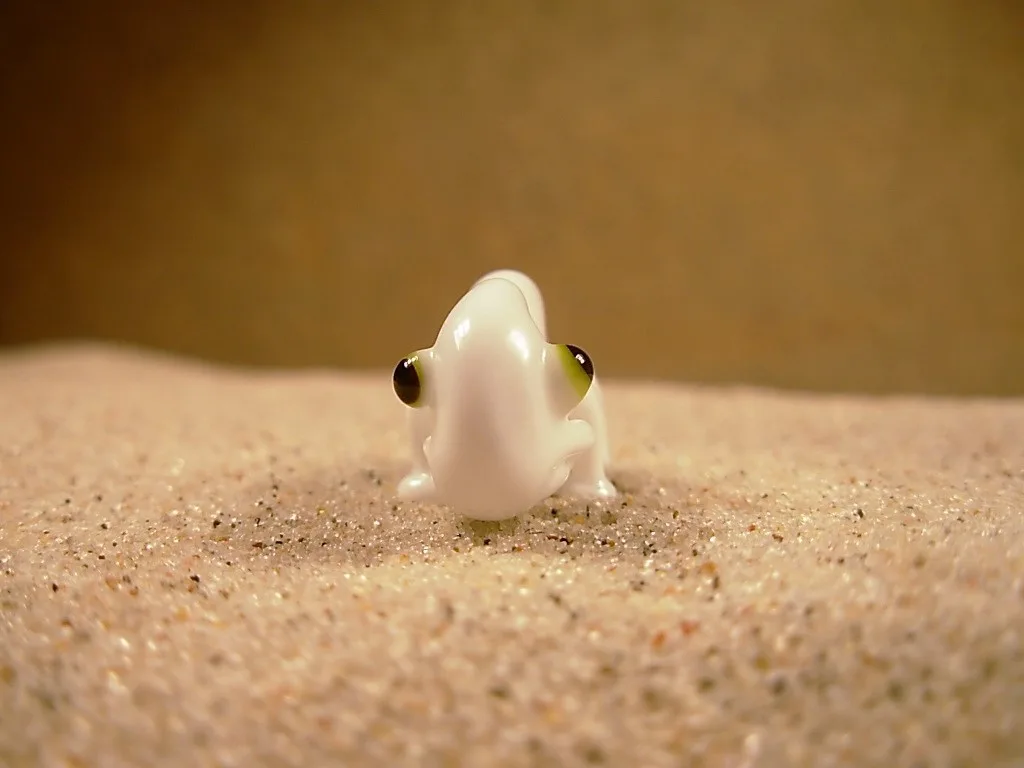 Skleněná figurka bílého chameleona