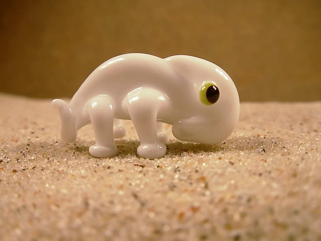 Skleněná figurka bílého chameleona