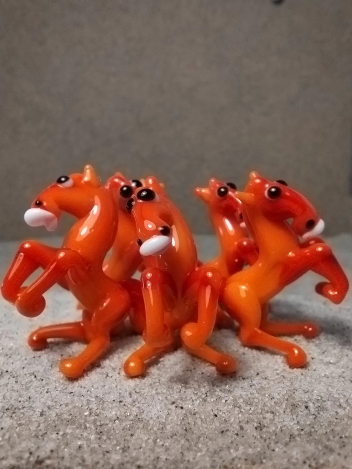 Skleněná figurka vzpínajícího se červeného koně