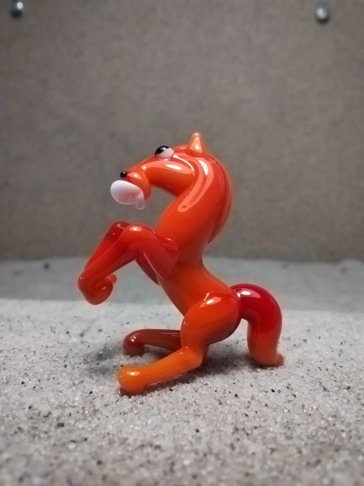 Skleněná figurka vzpínajícího se červeného koně