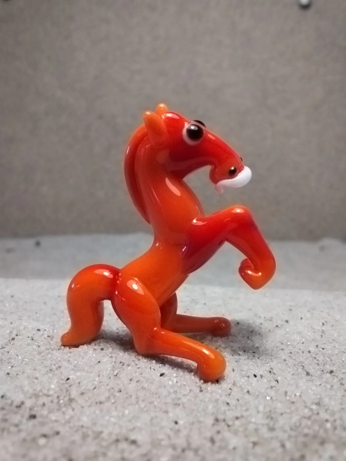 Skleněná figurka vzpínajícího se červeného koně