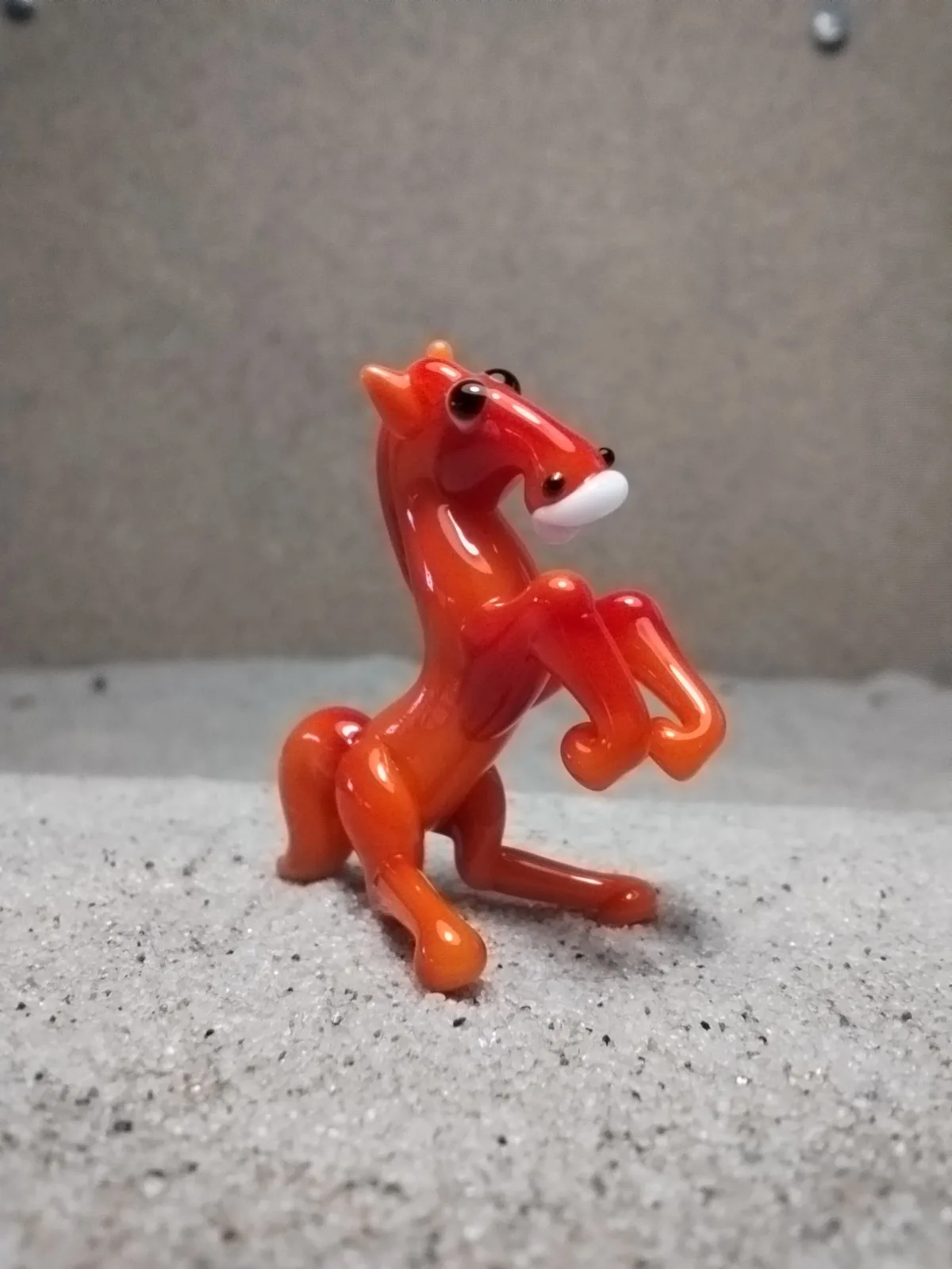 Skleněná figurka vzpínajícího se červeného koně