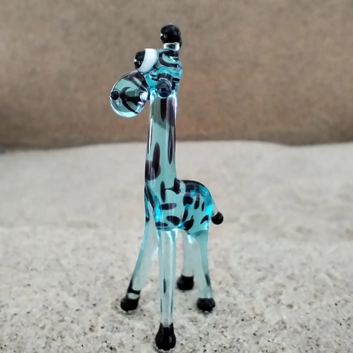 Skleněná figurka světle modré žirafy