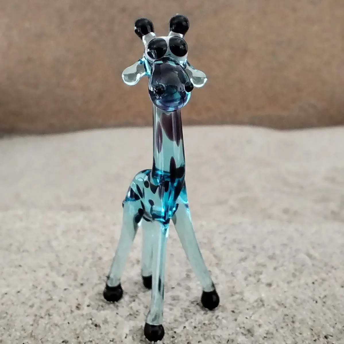 Skleněná figurka světle modré žirafy