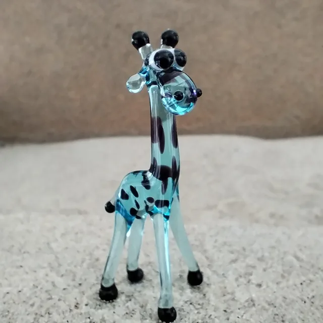 Skleněná figurka světle modré žirafy