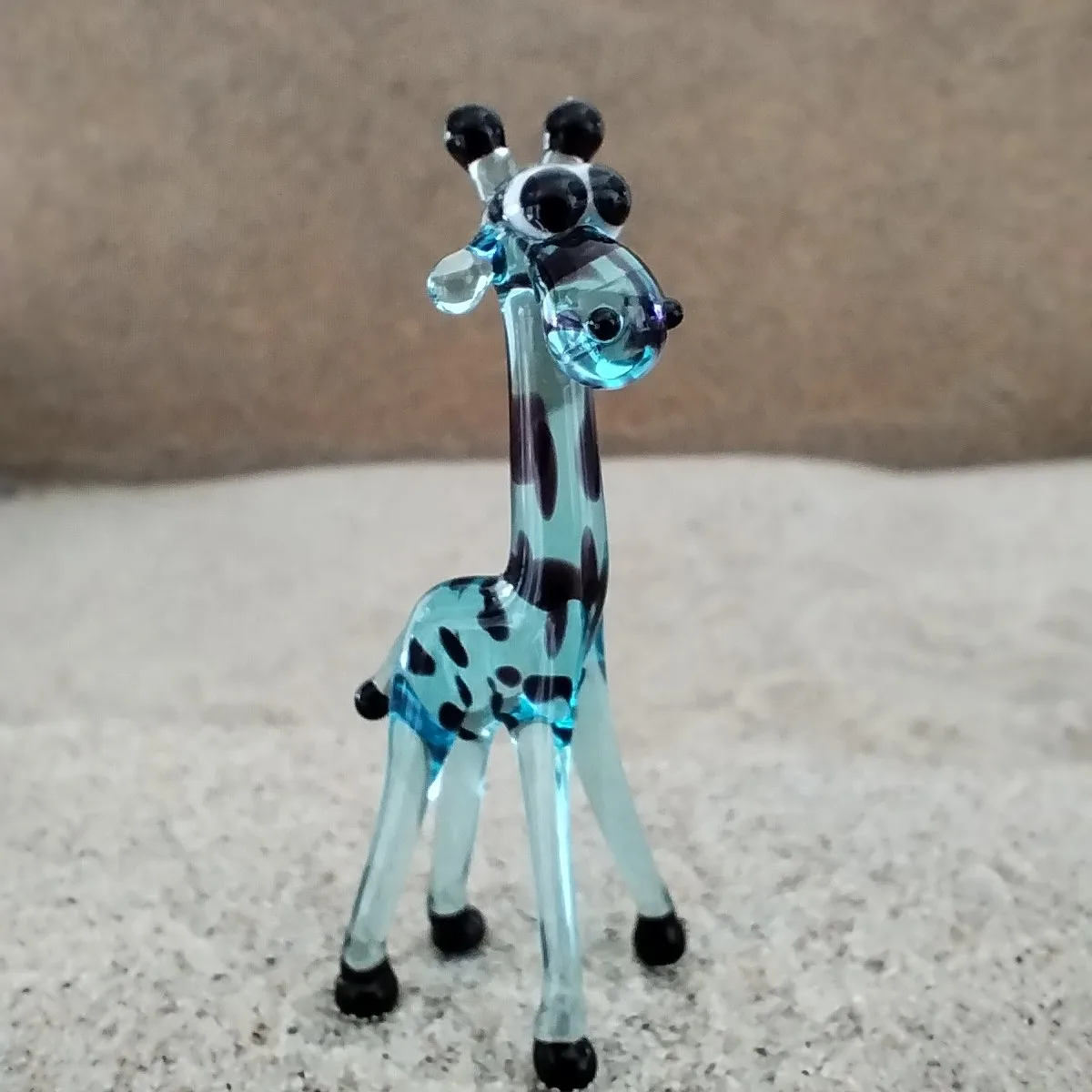 Skleněná figurka světle modré žirafy