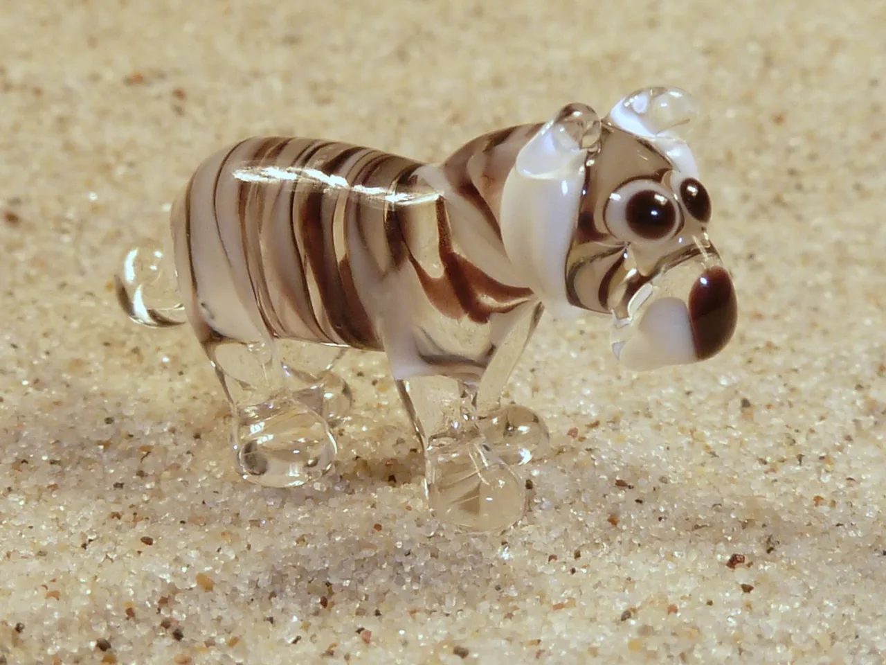 Skleněná figurka stojícího bílého tygra
