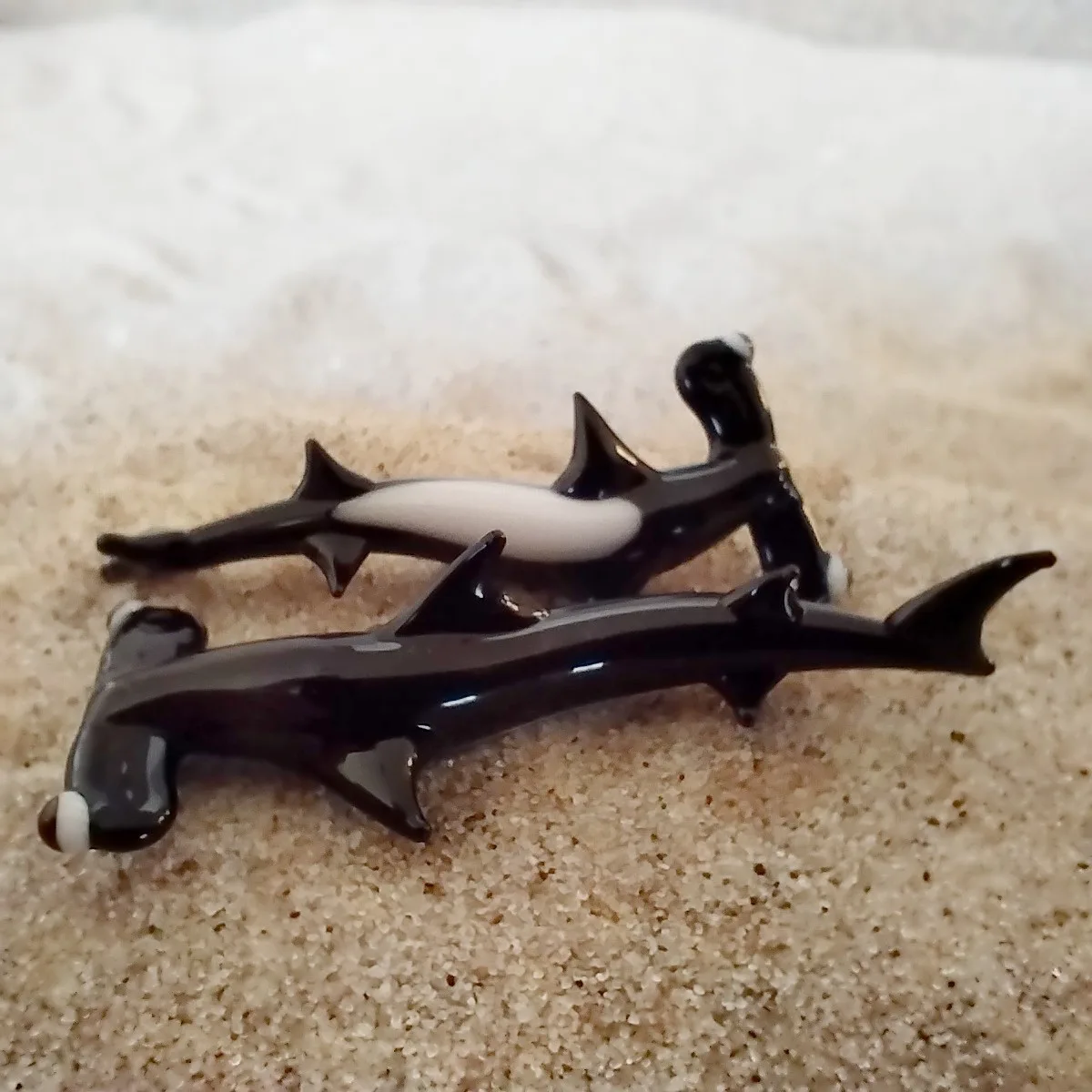 Skleněná figurka černého žraloka kladivouna