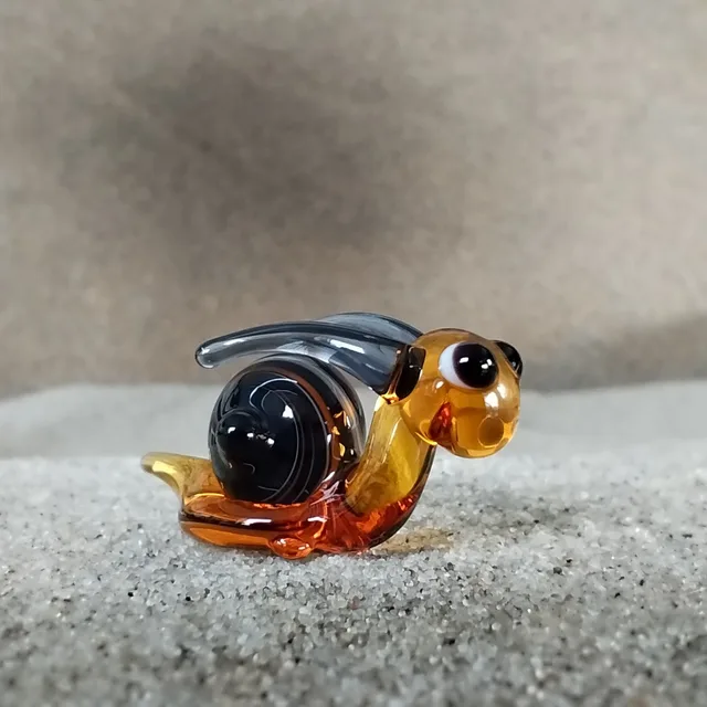 Skleněná figurka šneka